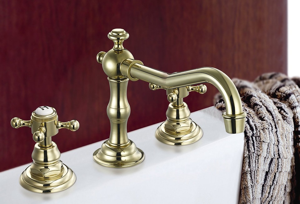¿Cómo eliminar manchas de agua dura y cal en el baño?